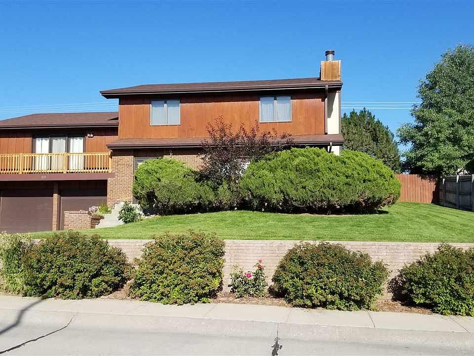 1st image of 221 Hillcrest Dr