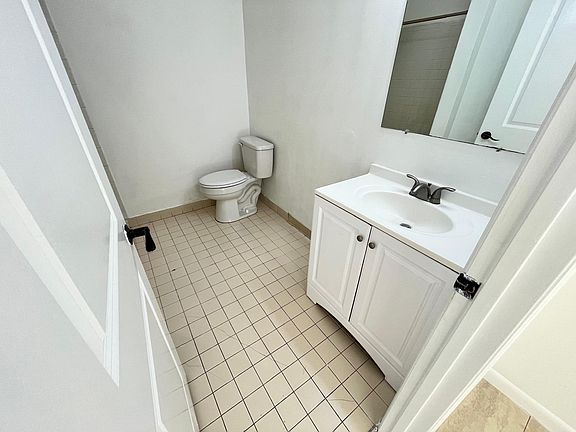 4th image of 513 Pine Ridge Ave Unit 3