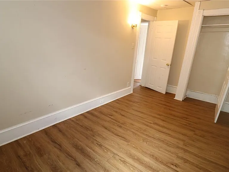 215 W Coal St — Photo 17