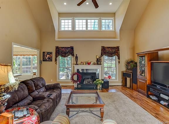 3rd image of 100 Berry Hill Dr