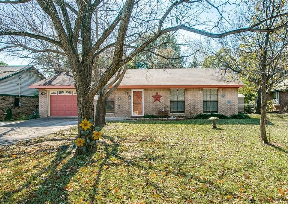 1st image of 404 Oakwood Cir