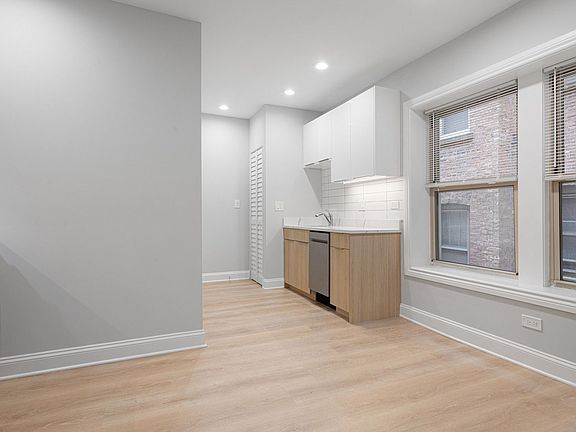 5th image of 1635 W Chase Ave APT 1N