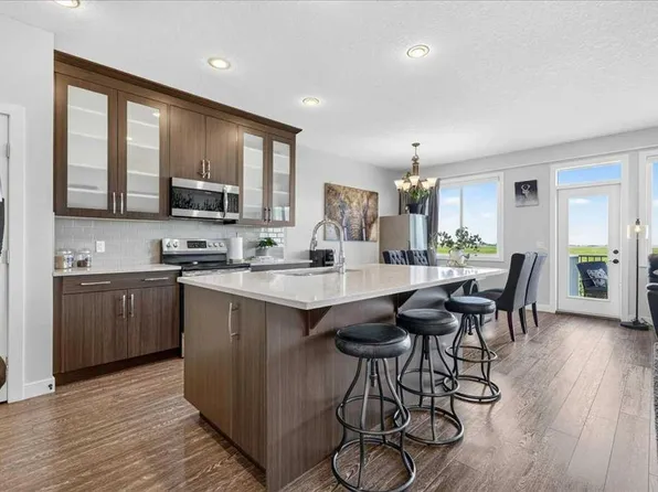 61 S Hanson Ln NE, Rocky View County, AB T0J 1X1