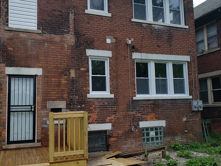 2059 Hazelwood St — Photo 9