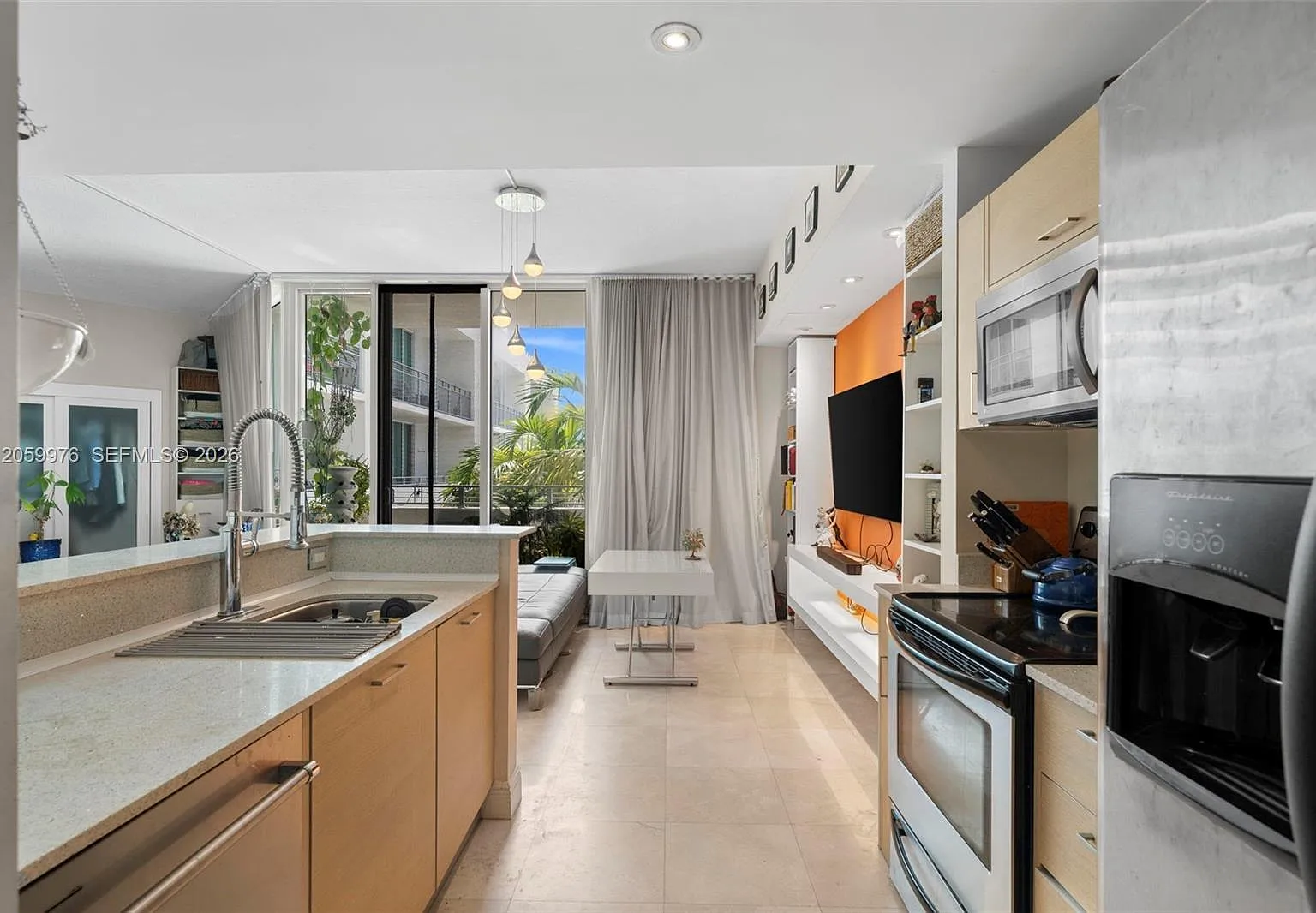 City 24 Condo — Photo 2