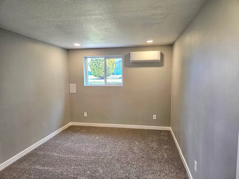 136 S 3000 W — Photo 10