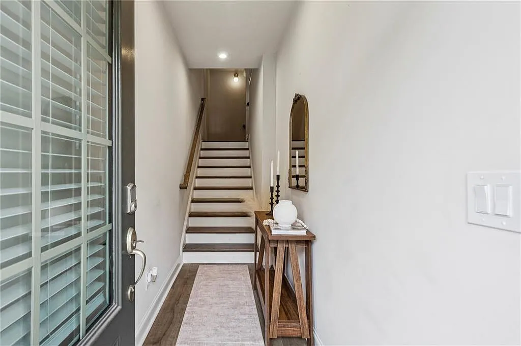 4 bed, 3.5 bath, 2407 sqft, $4,800 — Photo 3