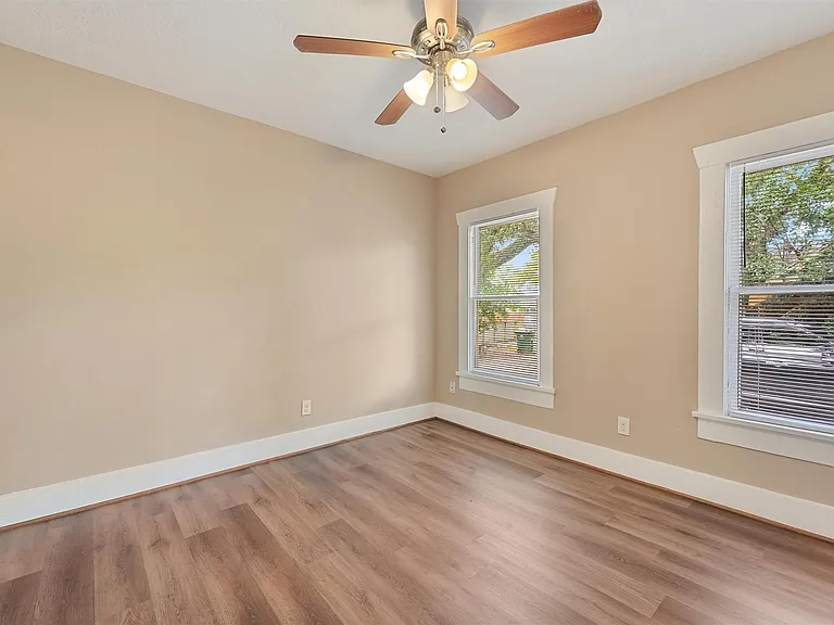 1107 Melbourne St — Photo 10