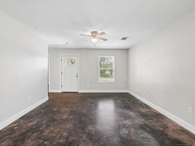 501 E Day St — Photo 10