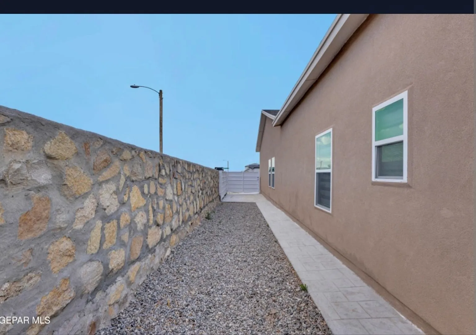 Stunning 5 Bedroom 3 Bathroom Home In Horizon Center Neighborhood — Photo 3