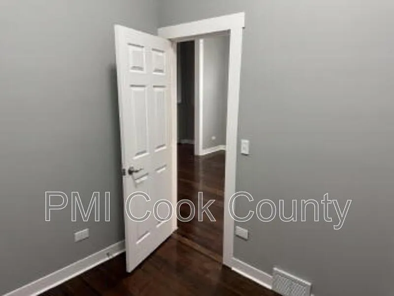 3 bed, 1.0 bath, 1200 sqft, $2,000 — Photo 2