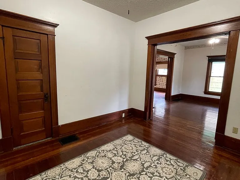 615 E 6th Ave — Photo 13