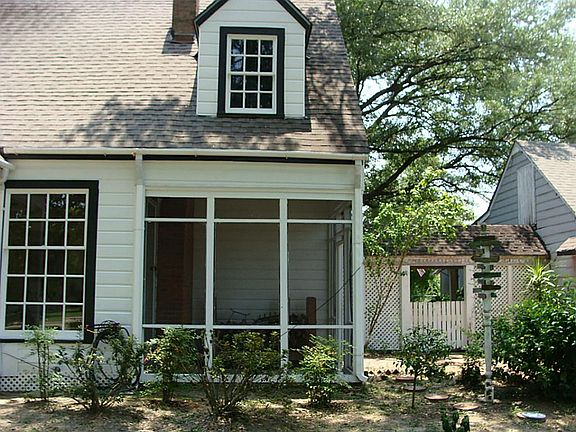  Enjoy the screened in front porch.