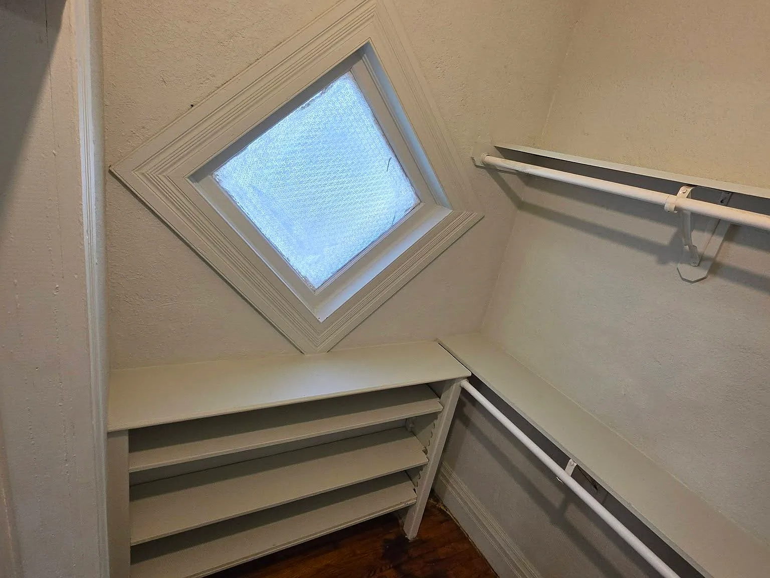 4 bed, 2324 sqft, $995 — Photo 4