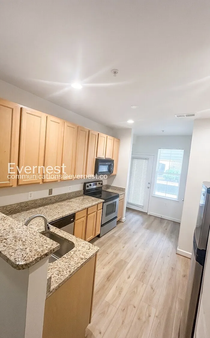 1 bed, 1.0 bath, 803 sqft, $1,995 — Photo 3