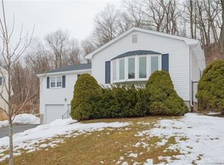 130 Lamplighter Ln, Newington, CT 06111