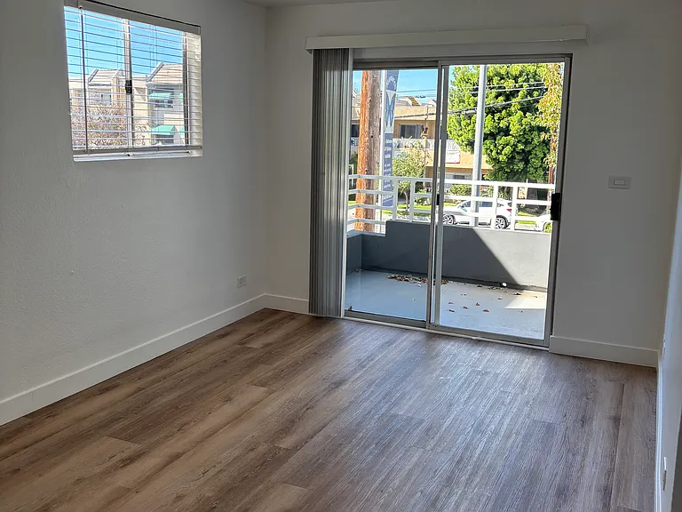 7918 Reseda Blvd — Photo 100