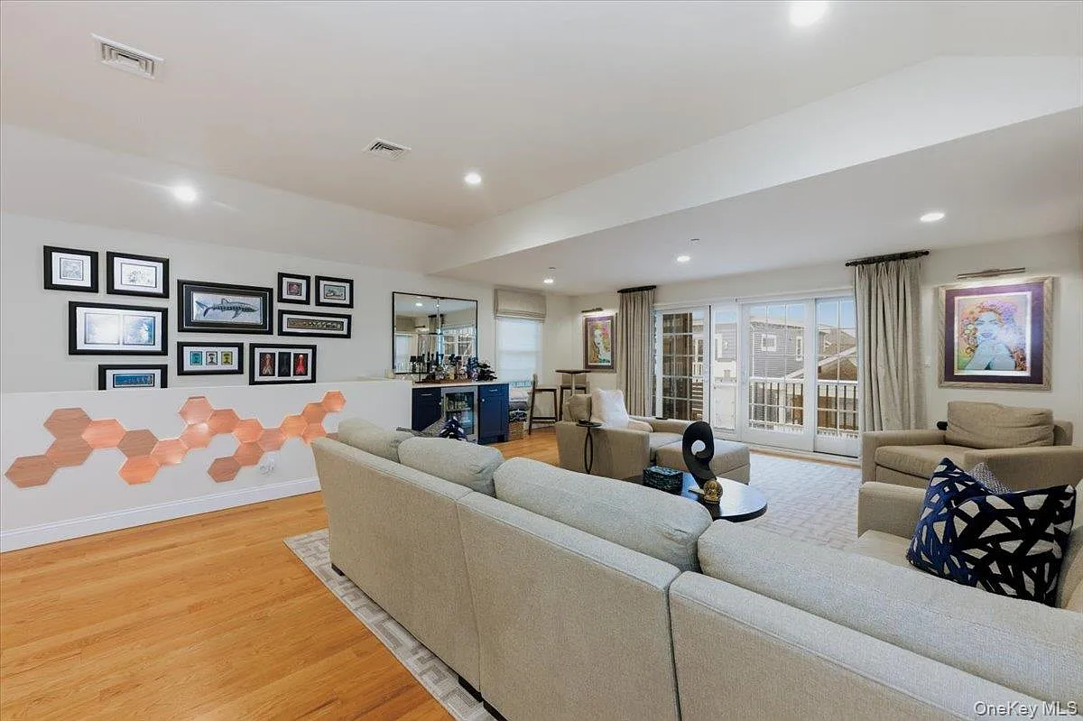 3 bed, 2.5 bath, 2024 sqft, $22,500 — Photo 4