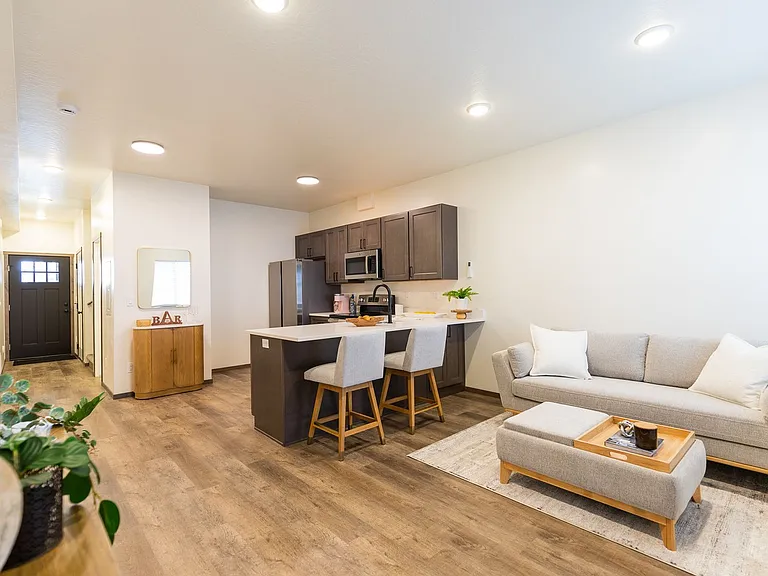 9669 N Buttercup Ln — Photo 3