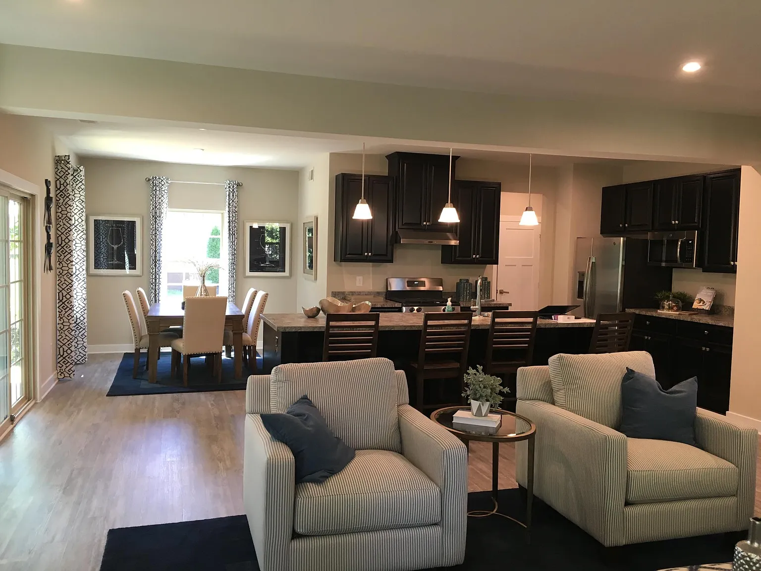 3 bed, 2.5 bath, 2500 sqft, $3,150 — Photo 2