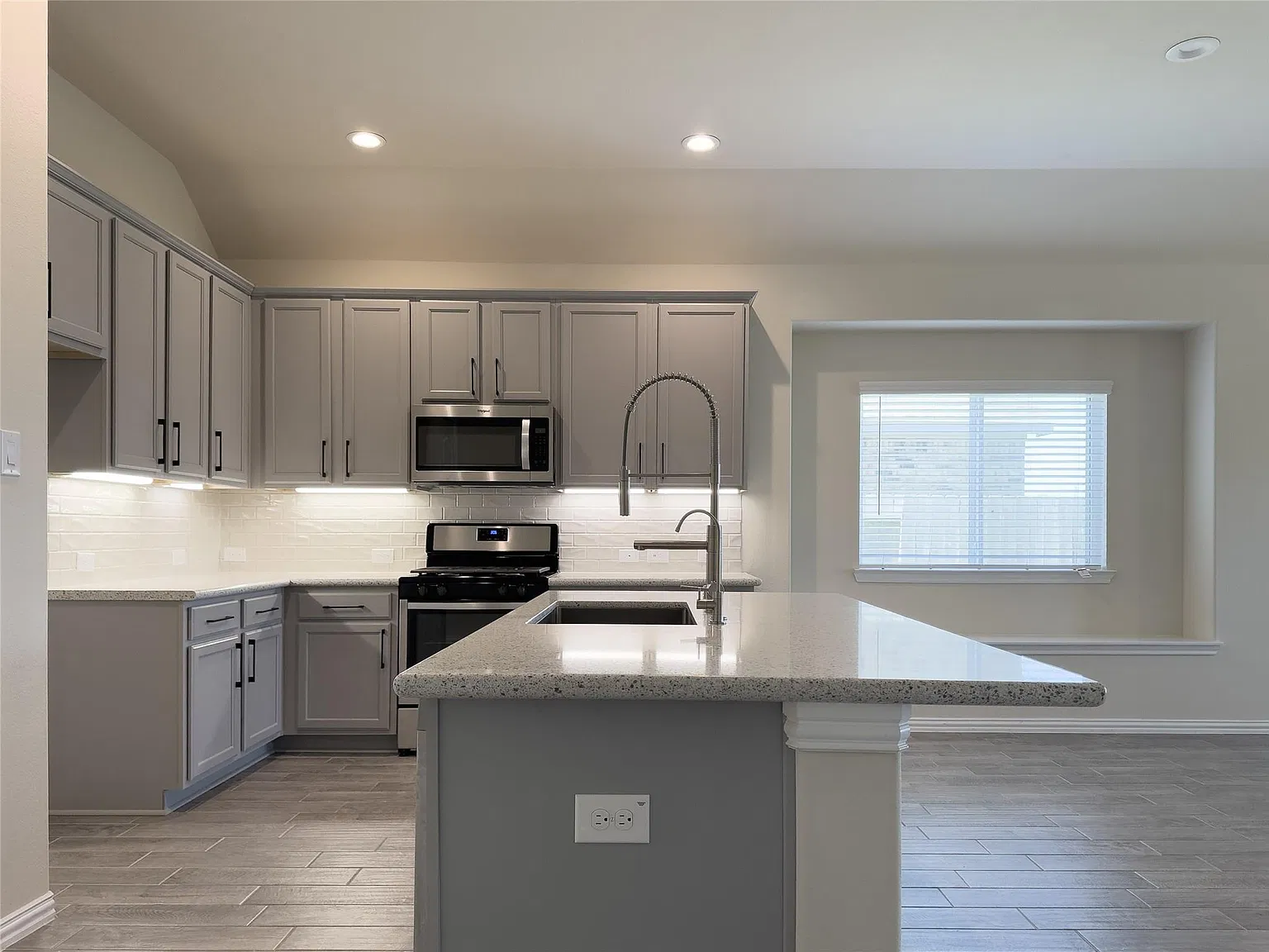 3 bed, 2.0 bath, 1953 sqft, $2,400 — Photo 4
