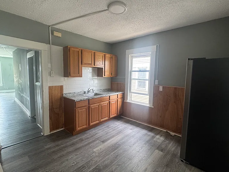 473-477 Putnam St #2 — Photo 12