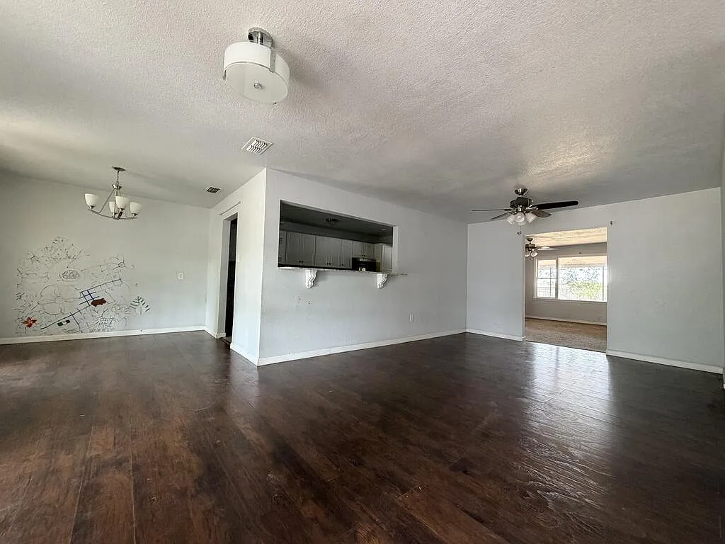 4 bed, 2.0 bath, 2048 sqft, $2,500 — Photo 2