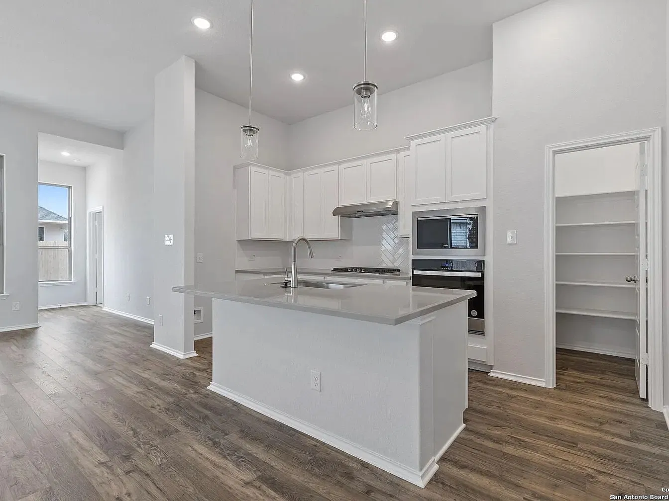 3 bed, 1647 sqft, $2,200 — Photo 4