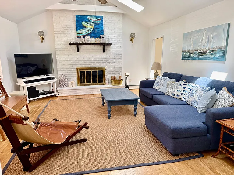 111 Fanning Ave — Photo 3