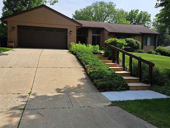 3rd image of 3250 Briar Crest Dr