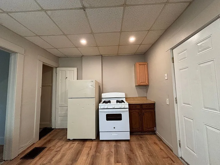 86-88 Baycliff Dr — Photo 8