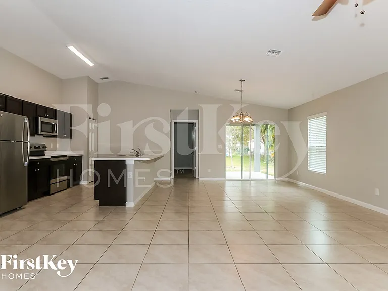 1257 SW Century Ave — Photo 4