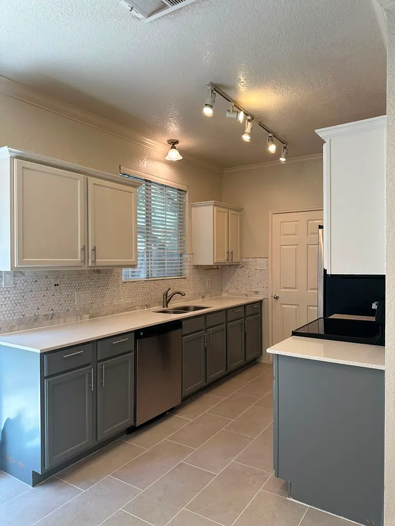 2 bed, 2.5 bath, 1168 sqft, $1,935 — Photo 2