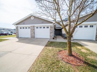 562 Pointe Ct SW, Rochester, MN 55902