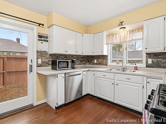 3rd image of 1107 N Michigan Ave