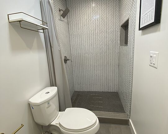 5th image of 831 N Heliotrope Dr