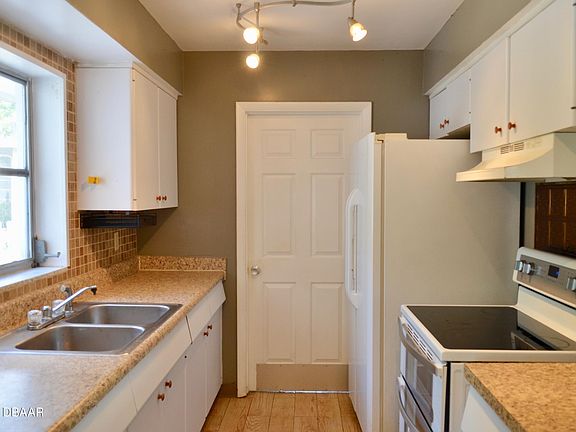 3rd image of 1232 E Lombardy Dr