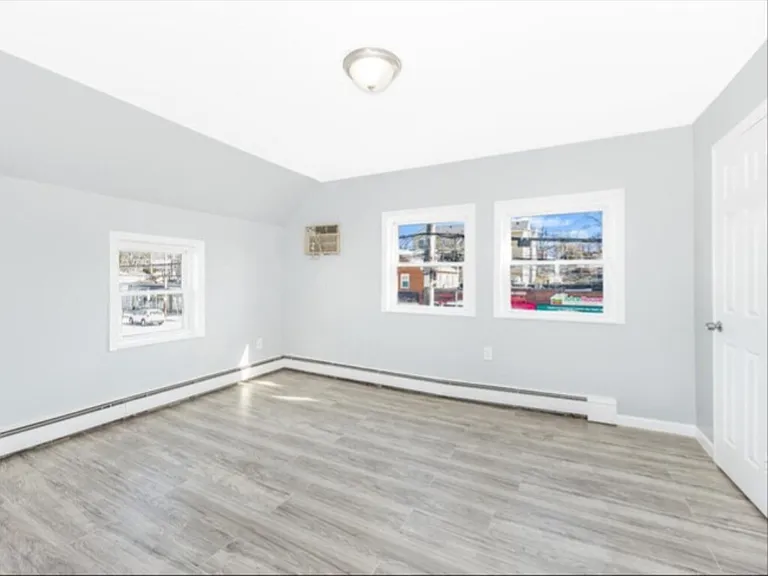 552 Kimball Ave — Photo 8