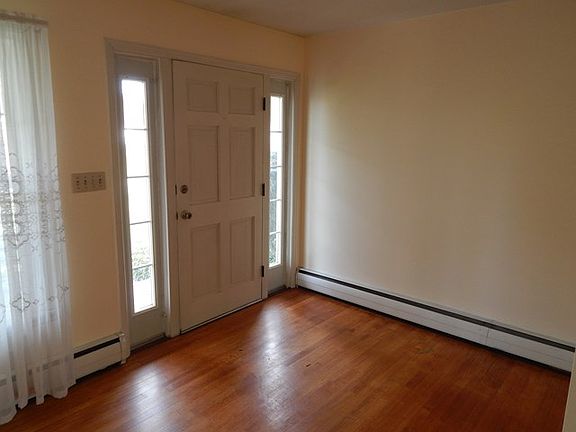 4th image of 105 Woodland Ave