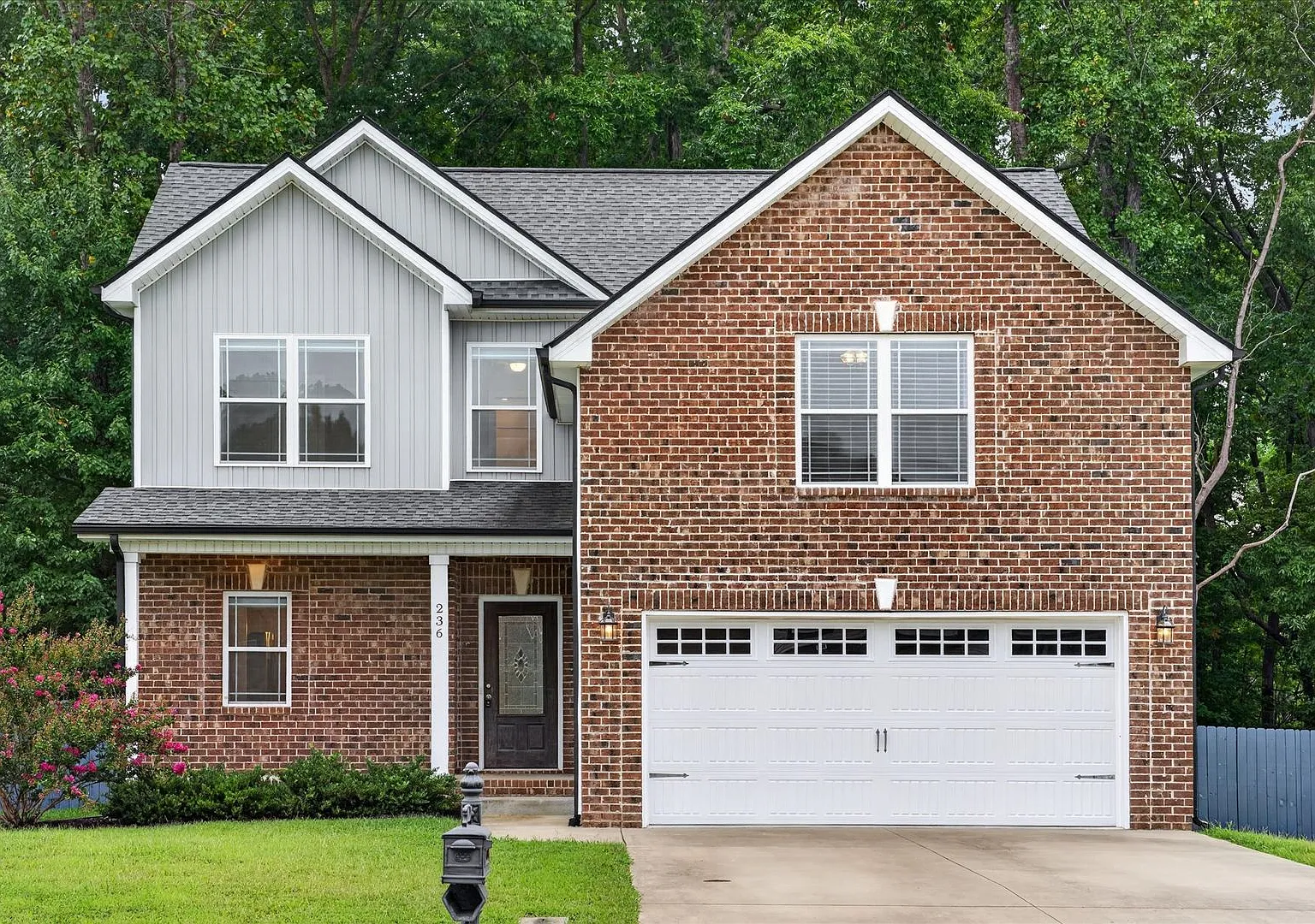 Pet Friendly Three Bedroom with Bonus in Sango! — Photo 1