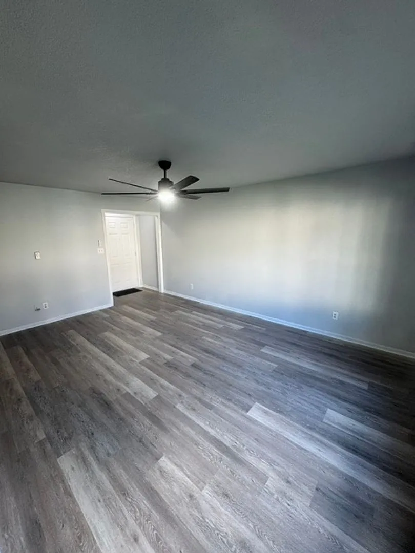 304 Jay Ray Ct — Photo 2