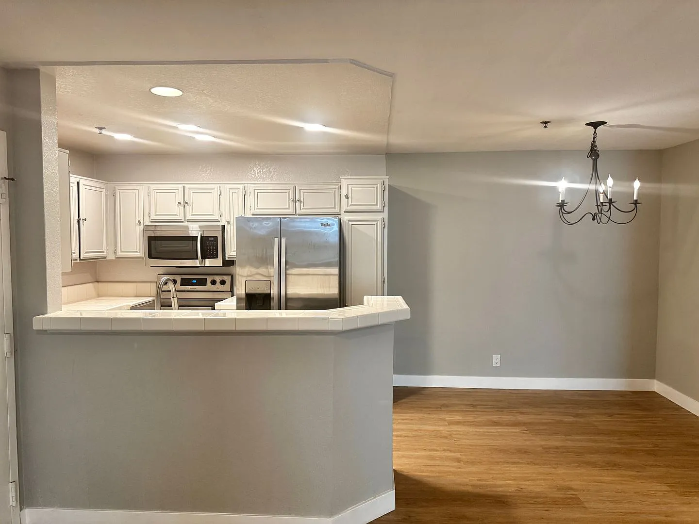 Oak Park updated 1 Bedroom with mountain views — Photo 4