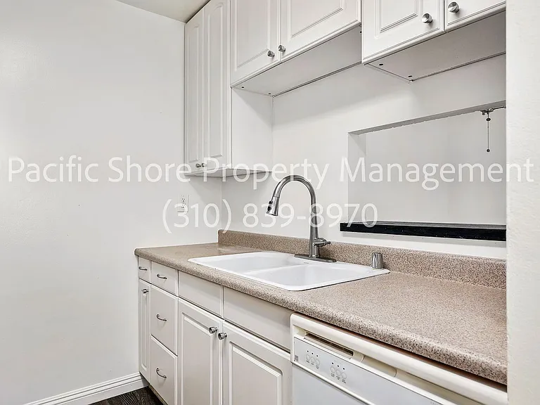 868 West Knoll Apartments — Photo 28