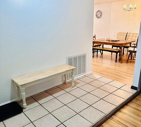 4th image of 6107 Hillsdale Blvd