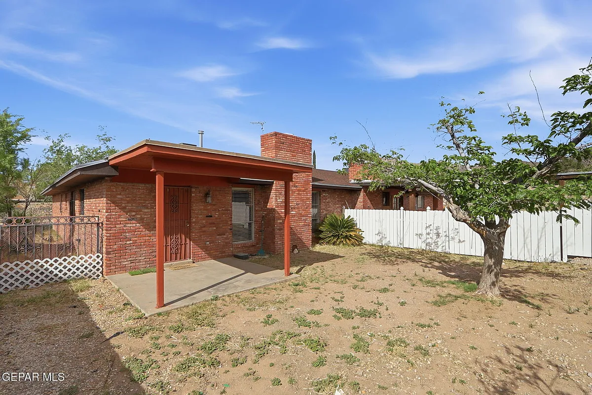 Building Photo - 6613 Escondido Dr #B