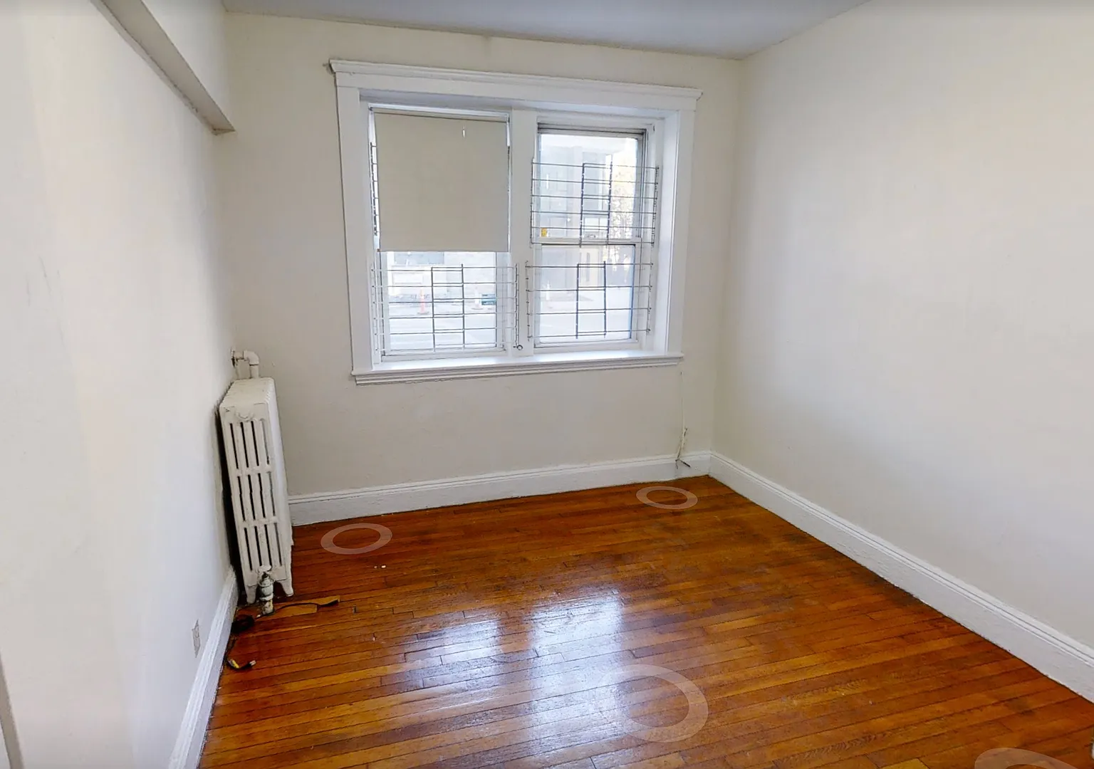 Avl NOW - No Fee! Split-style 2BR apartment near B/C trains — Photo 4