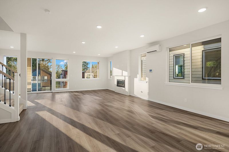 2nd image of 4004 Aberdeen Way NE