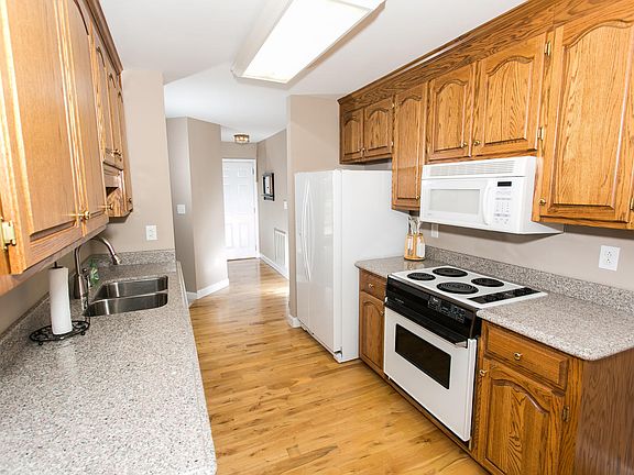 4th image of 110 River Birch Cir