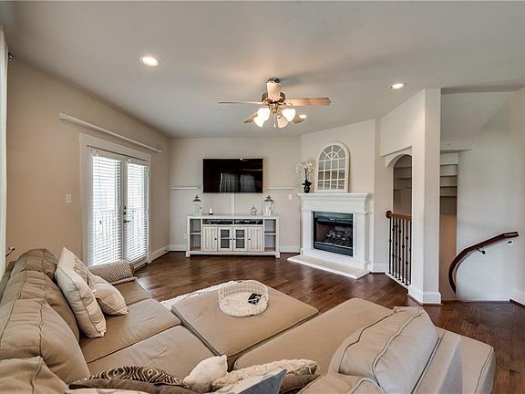 4th image of 2655 Venice Dr Unit 5