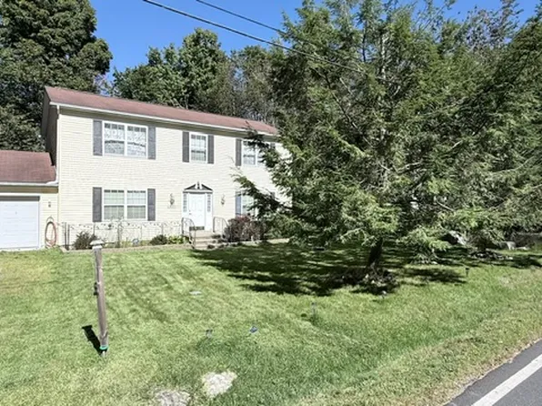 2853 Fairhaven Dr, Tobyhanna, PA 18466
